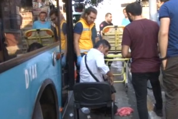 Beyoğlu'nda 'akbil basın' diyen sürücü bıçaklandı