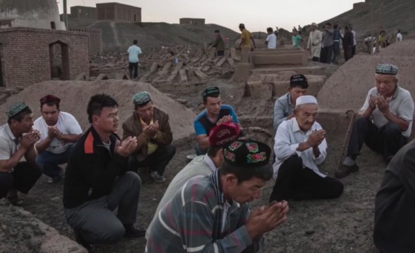 Çin Uygur Türkleri'ni toplama kampına alıyor iddiası