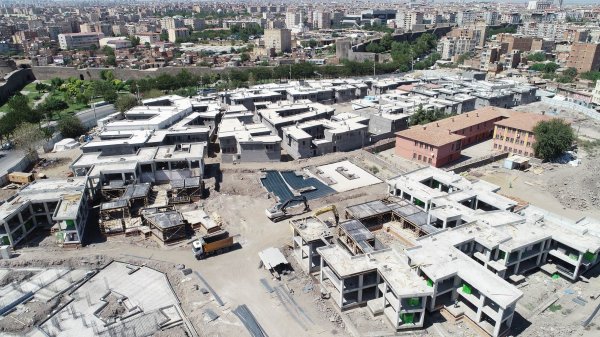 Diyarbakır'daki terör mağdurlarına yeni evler yapılıyor