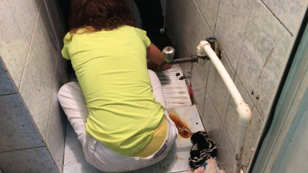 Engelli torbacı uyuşturucuları tuvalete atarken yakalandı
