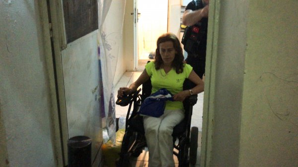Engelli torbacı uyuşturucuları tuvalete atarken yakalandı