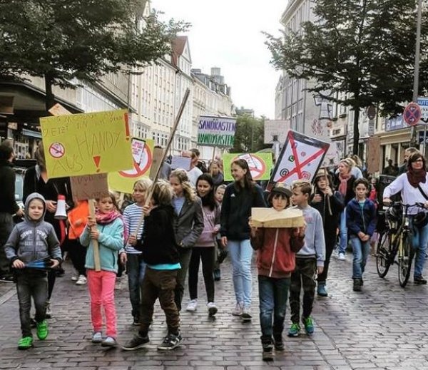 Hamburg'da 7 yaşındaki çocuktan anlamlı yürüyüş