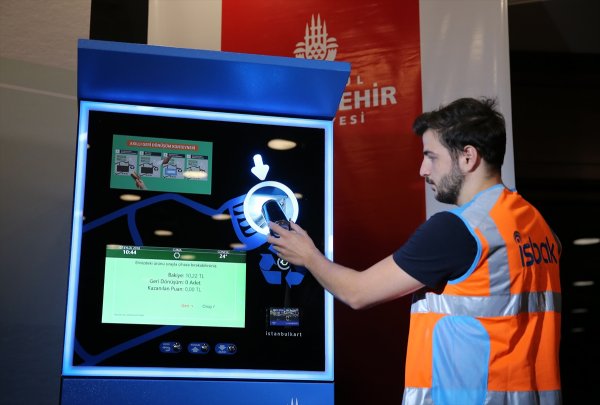 İBB'den çevre dostu İstanbulkart yükleme makinesi