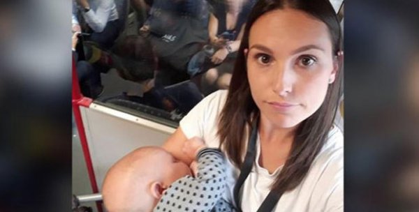 İngiltere'de seyahat eden genç anne trende bebeğini ayakta emzirdi