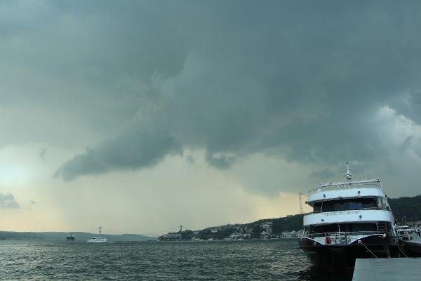 İstanbul'da kara bulutlar ve yağmur