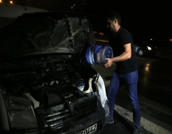 İstanbul'da yanan aracı damacana ile söndürdüler