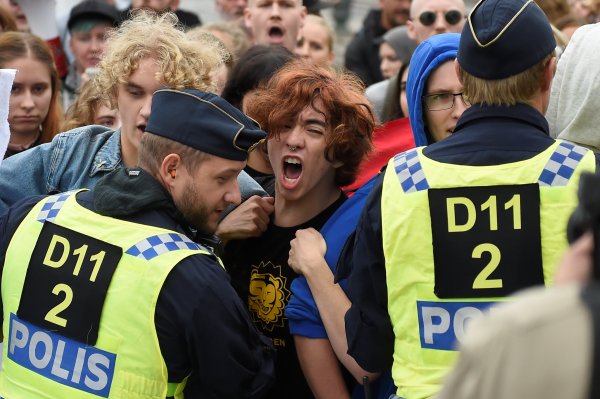 İsveç'te aşırı sağcılara polis şiddeti