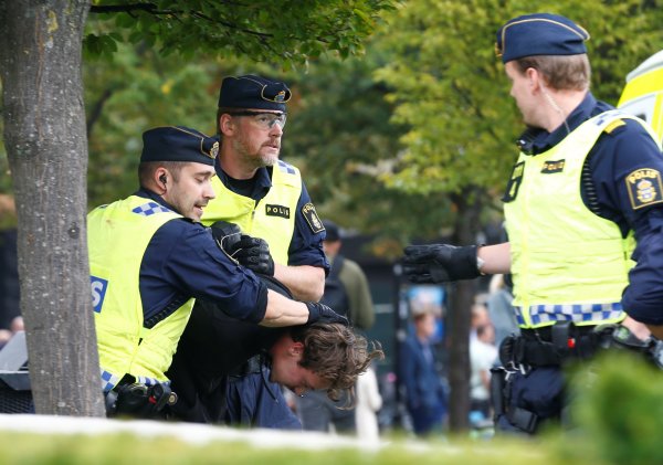 İsveç'te aşırı sağcılara polis şiddeti