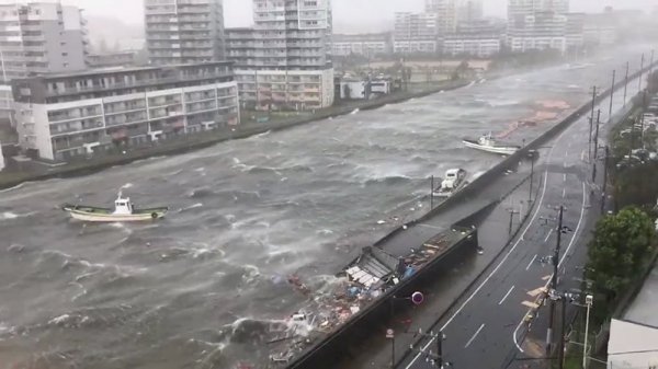 Japonya'da çıkan tayfun korku salıyor