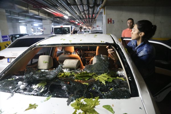 Kastamonu'da dolu araba camlarını kırdı