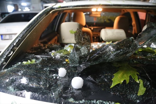 Kastamonu'da dolu araba camlarını kırdı