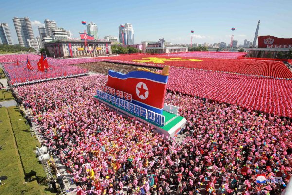 Kuzey Kore'de barışçıl geçit töreni