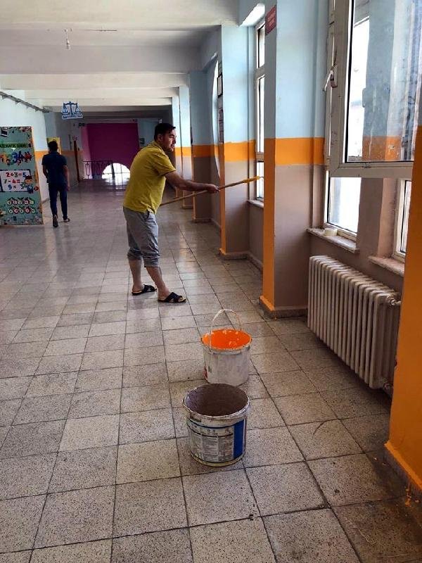 Okul müdürü, koridor ve sınıf duvarlarını boyadı
