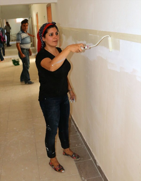 Okulu sıvasından boyasına öğretmenler yapıyor