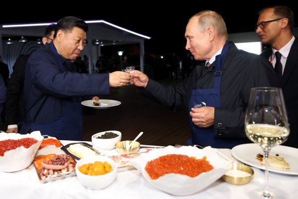 Putin ve Şi Cinping birlikte krep hazırladı