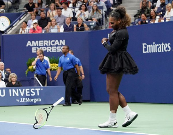 Serena Williams sinirlenip raket kırdı