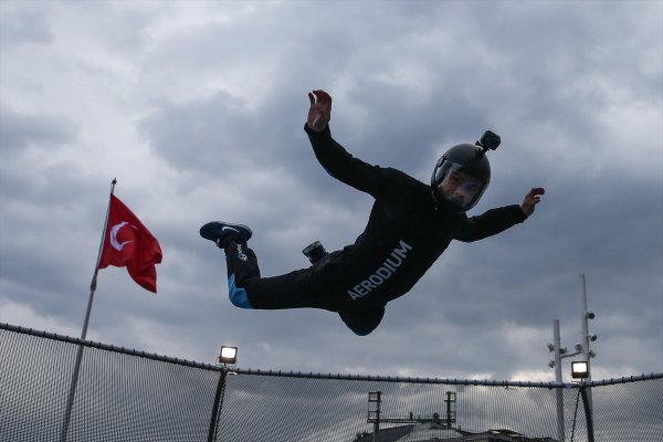 Taksim'de vatandaşlar serbest uçuş deneyimiyle eğlendi
