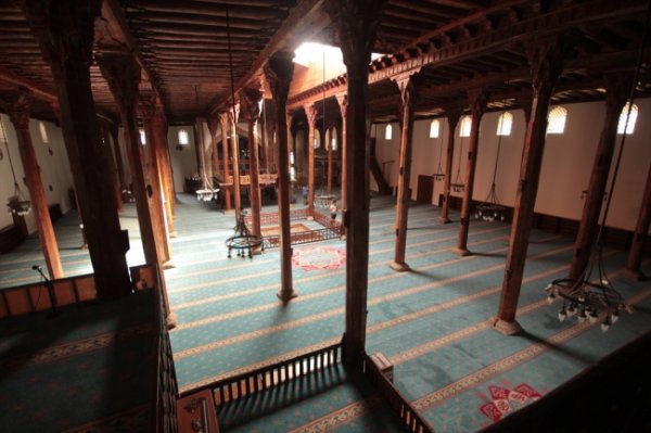 Türk-İslam geleneğinin yapısı olan ahşap camiler