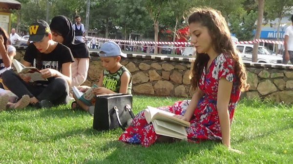 Vatandaşlardan toplu kitap okuma etkinliği