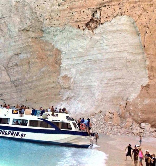 Yunanistan'da kayalar turistlerin üzerine düştü