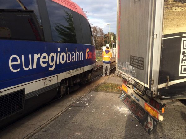 Almanya ’da tır ile tren çarpıştı: 20 yaralı
