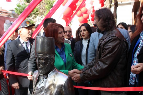 Atatürk ’ün ilk öğretmeni Şemsi Efendi ’nin heykeli açıldı