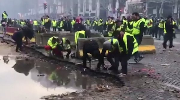 Fransa'da göstericiler kaldırım taşlarını söktü