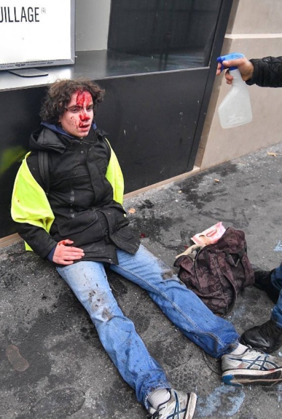 Chaos in Paris turns police violent