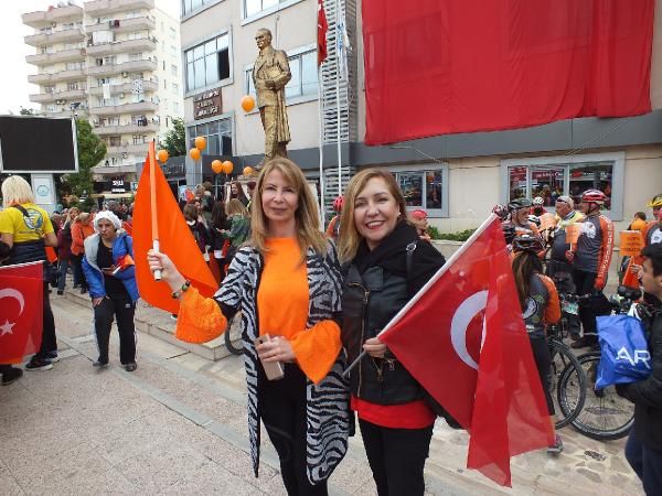 Mersin'de kadınlardan şiddete karşı renkli yürüyüş