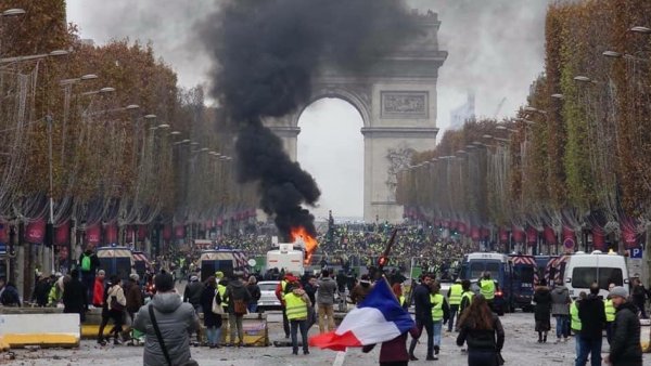 Paris'te savaş; AVM'ler yağmalanıyor, olaylar büyüdü