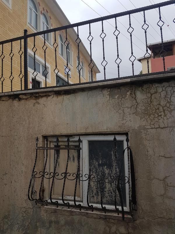 Pencere demiri eline saplanan çocuk hastaneye kaldırıldı