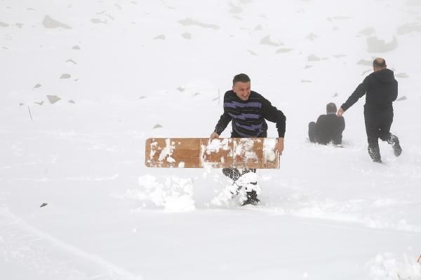 Rizeli köylülerin tahtalı kayak eğlencesi