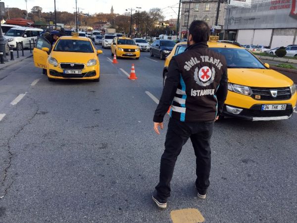 Sivil trafik ekipleri taksileri denetledi