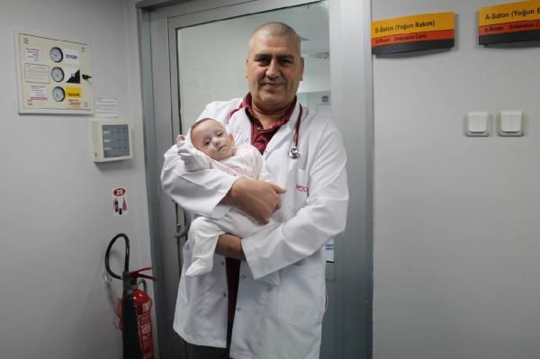 Türkiye'de bir ilk: 285 gram doğan Elçin bebek hayata tutundu