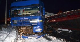 rize-de-buzlanan-yolda-tir-devrildi-1-yarali