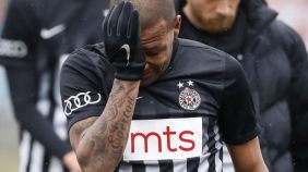 aglayarak-sahayi-terk-etti