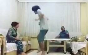 anne-ve-babasini-vur-bana-sarkisiyla-cildirtan-genc