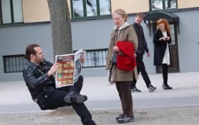 gorunmez-sandalye-numarasi-ile-insanlari-trolleyen-adam