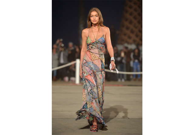 Gigi ve Bella Hadid podyumdan podyuma koşuyorlar!