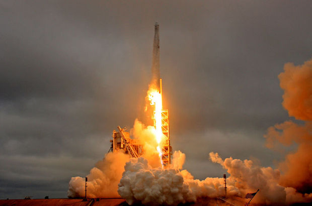 SpaceX firmasından Ay’ın çevresinde uçuş imkanı