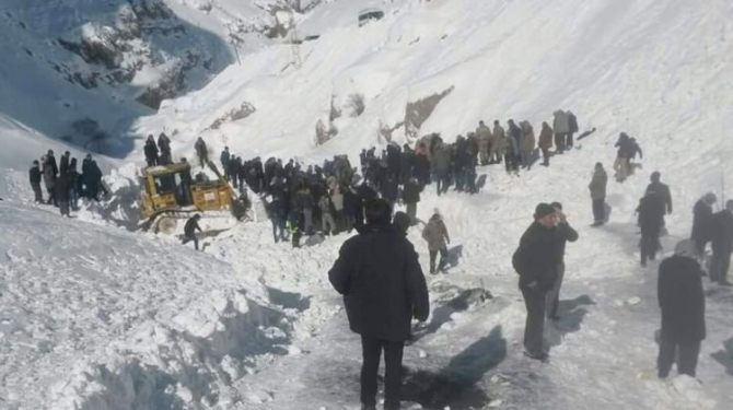 Çığın altında kalan kepçe operatörü ölü bulundu