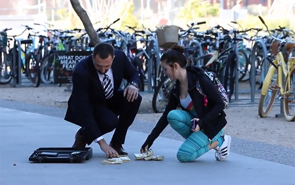 100.000 dolar gören insanlardan ilginç tepkiler!