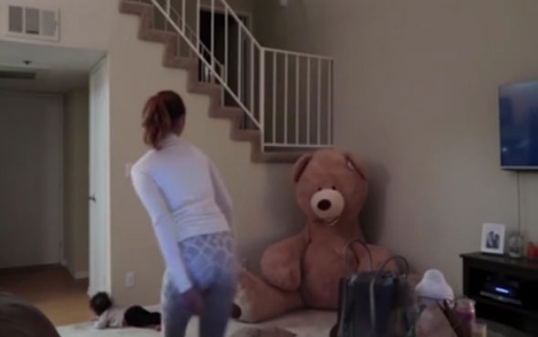 Ayıcık şakasıyla eşinin aklını başından aldı!