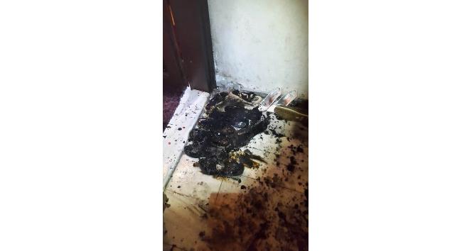 Rizede Kapıda bırakılan ayakkabıları ateşe verdiler