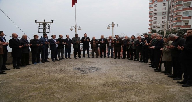 Rize Belediye Başkanı Prof. Dr. Reşat Kasap, Bereket Dua’sını bu hafta Alipaşa mahallesinde vatandaşlarla sabah namazında bir araya gelerek sürdürdü