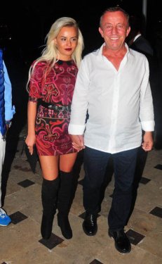 ALİ AĞAOĞLU’NA ÖPÜCÜK YAĞMURU