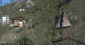 15-yildir-kendi-kurduklari-teleferik-sistemi-ile-evlerine-gidip-geliyorlar