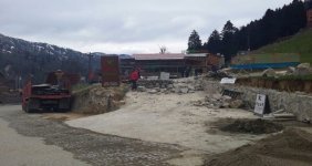 ayder-yaylasi-nda-yesile-tas-duvarli-onlem