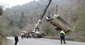 dereye-ucan-kamyonu-boyle-dereden-cikardilar