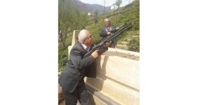 mezarlikta-tufekle-ayi-nobeti-tutuyorlar